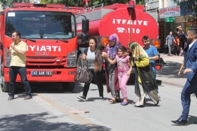 Konya'da Bir Apartmanda Çıkan Yangında Mahsur Kalan 11 Kişi İtfaiye Merdiveniyle Kurtarıldı