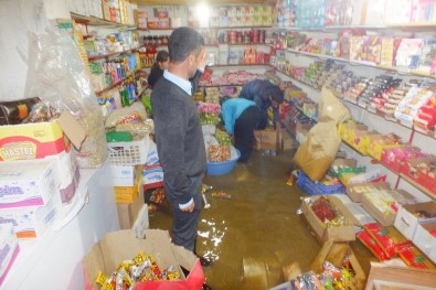 Malazgirt'te İş Yerleri Sular Altında Kaldı