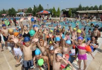 HÜSEYIN YARALı - Saruhanlı Belediyesinden Öğrencilere Ücretsiz Havuz