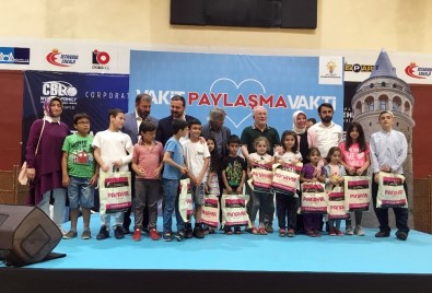 Beyoğlu'nda Bayram Öncesi 300 Çocuğa Bayramlık Sürprizi