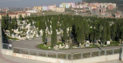 Gebze'de Mezarlıklar Bayrama Hazır