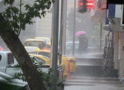 Kahramanmaraş'ta Sele Dönüşen Yağışlar Hayatı Felç Etti