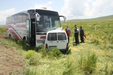 Kamyonetle Yolcu Otobüsü Çarpıştı Açıklaması 1 Ölü, 11 Yaralı