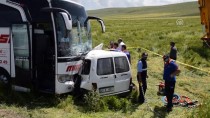 MUŞ OVASI - Muş'ta Otobüsle Hafif Ticari Araç Çarpıştı Açıklaması 1 Ölü, 11 Yaralı