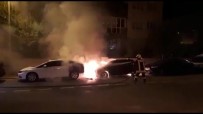 AKKONAK - Park Halindeki 2 Otomobil Alev Alev Yandı