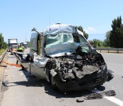 TEM Otoyolunda Panelvan Tır'a Arkadan Ok Gibi Saplandı