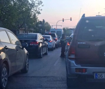 Trafik Işıklarındaki Dilenciler Tehlike Saçıyor