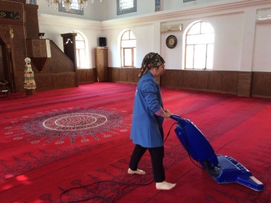 Akçakoca'da Camilerde Bayram Temizliği Yapıldı