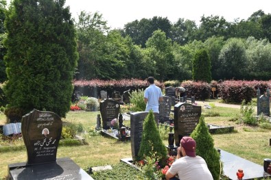 Almanya'daki Türkler Arife Günü Mezarlıkları Ziyaret Etti