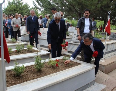 Bakan Yılmaz Şehitlerin Mezarlarını Ziyaret Edip, Karanfil Bıraktı