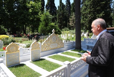 Cumhurbaşkanı Erdoğan, Anne Ve Babasının Mezarlarını Ziyaret Etti