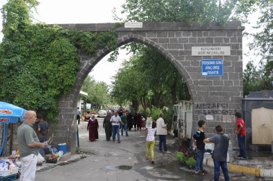 Diyarbakır'da Mezarlıklar Bayram Öncesi Ziyaretçi Akınına Uğradı