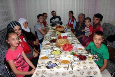 Gençler Ahıska Türkü Ailelerin İftar Sofrasına Ortak Oldu