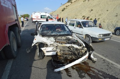 İki Otomobil Kafa Kafaya Çarpıştı Açıklaması 10 Yaralı