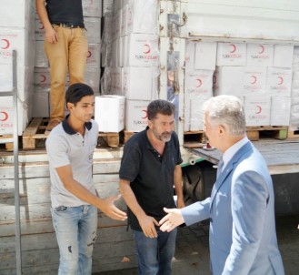 MHP'li Büyükataman Ziyaret Ettiği Kızılay'da Kolilerin Taşınmasına Yardım Etti