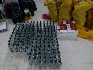 Samsun'da Şüpheli Araçtan Kaçak İçki Ve Sigara Ele Geçti