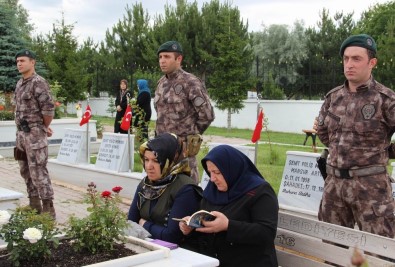 Sivas'ta Vatandaşlar Mezarlıklara Akın Etti