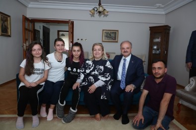 Vali Çakacak Ve Eşi Kevser Çakacak, Şehit Dunca'nın Ailesini Ziyaret Etti