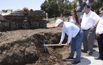 Valinin İlk Kazmayı Vurduğu Yerde Dünyanın İlk Kadın Belediye Başkanının Anıt Mezarının Podyumu Çıktı