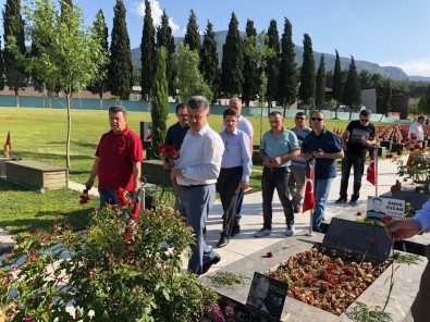 AK Partili Özkan Şehitlerin Kabirlerini Ziyaret Ederek Dua Etti