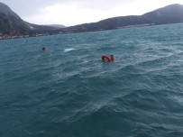 ŞİDDETLİ RÜZGAR - Deniz Bisikleti Alabora Oldu, 4 İranlı Son Anda Kurtuldu