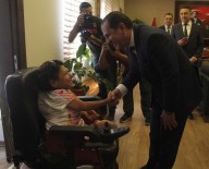 CAM KEMİK HASTASI - Engelli Kızın Çalınan Cep Telefonunu Emniyet Müdürü Teslim Etti