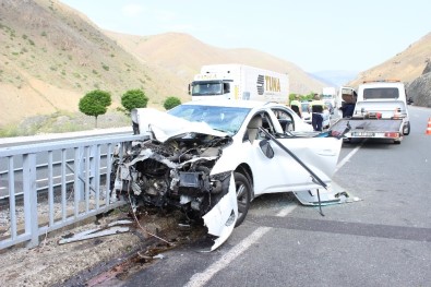 Erzincan'da Bariyerlere Çarpan Otomobildeki 4 Kişi Yaralandı