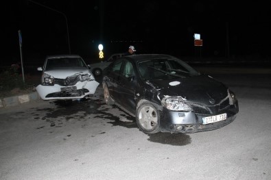 İki Otomobil Kavşakta Çarpıştı Açıklaması 8 Yaralı