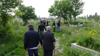 Kars'ta Bayram Sabahı Mezarlıklar Ziyaretçilerle Doldu