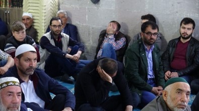 Kars'ta Vatandaşlar Bayram Sabahı Camilere Akın Etti