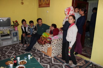 Kaymakam Dundar'dan 9 Kişilik Salman Ailesine Bayramlık Ev Sözü