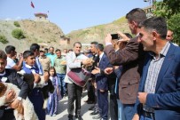 SELAHATTİN AYDIN - Köylüler Ekmeğini Mehmetçik İle Paylaştı