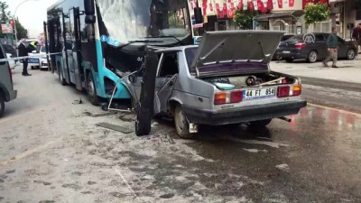Malatya'da Otomobil İle Halk Otobüsü Çarpıştı Açıklaması 1 Ölü, 1 Yaralı
