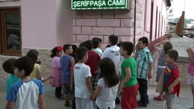 Minareden Çocuklara Bayram Şekeri