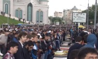TATİL GÜNÜ - Moskova'da Müslümanlar Camiye Sığmadı