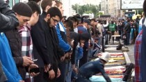 TATİL GÜNÜ - Moskova'da Müslümanlar Merkez Camii'ne Sığmadı