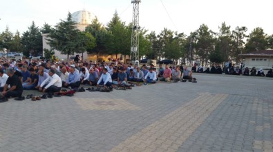 Sahabe Türbesinde Aileler Bayram Namazını Birlikte Kıldı