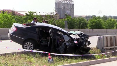 Eskişehir'de Otomobil Bariyerlere Çarptı Açıklaması 3 Ölü, 2 Yaralı