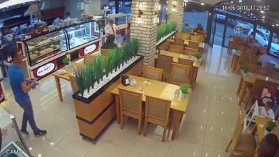 Kamyonet Restorana Girdi Açıklaması 1'İ Bebek 8 Yaralı