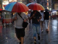 Taksim'de Sağanak Yağış Etkisini Gösteriyor