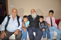 BAYRAM ŞEKERİ - Asırlık Dede, Torununun Torunuyla Bayramlaştı