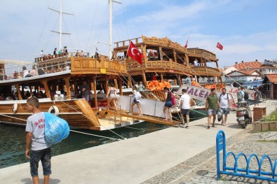 Ayvalık'ta Gezi Teknelerinde Bayram Coşkusu