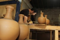 KANSEROJEN MADDE - Baba Mesleğine Olan Aşkından 21 Yıldır Çömlek Yapıyor