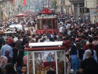 (Özel) İstiklal Caddesi'ne Bayram Akını