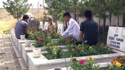 PKK'nın Yetim Bıraktığı Çocuklar Babalarının Mezarına Koştu