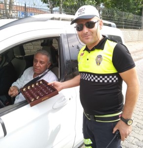 Polislerden Sürücülere Şekere İkramı