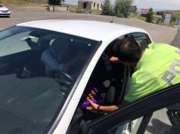 TRAFİK TESCİL - Sürücülere Ceza Yerine Çikolata İkram Edildi