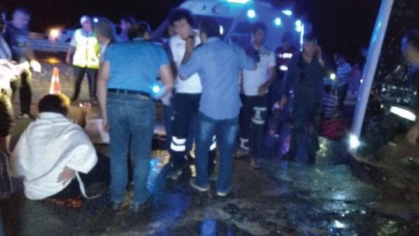 Yolcu otobüsü devrildi: 3 ölü 39 yaralı