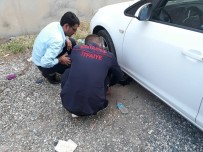 Araç Altına Sıkışan Köpek Kurtarıldı