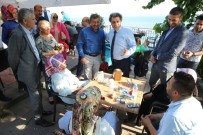 ŞÜKRÜ KARABACAK - Başkan Karabacak, Vatandaşlara Karanfil Dağıttı